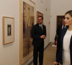 Doña Letizia en el transcurso de la visita a la exposición